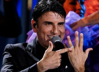Sal Da Vinci trionfa al Maradona: omaggio dei tifosi e maglia celebrativa del Napoli