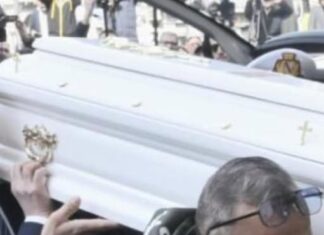 Funerali del piccolo Domenico Caliendo, la piccola bara bianca portata dal papà