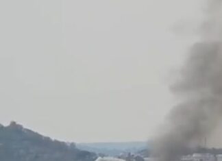 Maxi incendio al mercatino di Fuorigrotta: fiamme e fumo visibili a chilometri