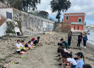 Dal mare riaffiorano anfore romane: a Bacoli studenti riscoprono la storia sulla spiaggia di Villa Ferretti