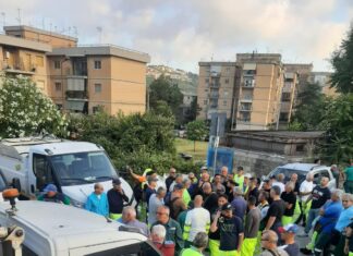 Pozzuoli, sciopero degli operai dei rifiuti: raccolta a rilento e mezzi fermi