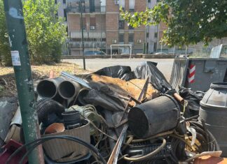 Napoli, Soccavo: abbandona rifiuti vicino a un campetto di calcio, denunciata 55enne
