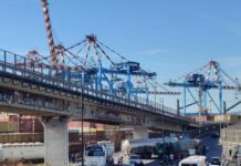 Sciopero autotrasportatori, caos nel Sud Italia: a Pozzuoli è emergenza rifiuti