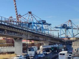 Sciopero autotrasportatori, caos nel Sud Italia: a Pozzuoli è emergenza rifiuti