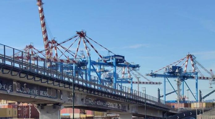 Sciopero autotrasportatori, caos nel Sud Italia: a Pozzuoli è emergenza rifiuti
